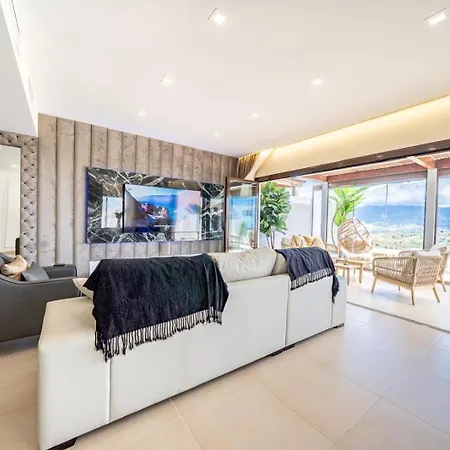 103 - Luxurious 3 Bed Duplex Penthouse With Stunning Mountain Views מיחאס