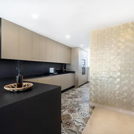 103 - Luxurious 3 Bed Duplex Penthouse With Stunning Mountain Views דירה *