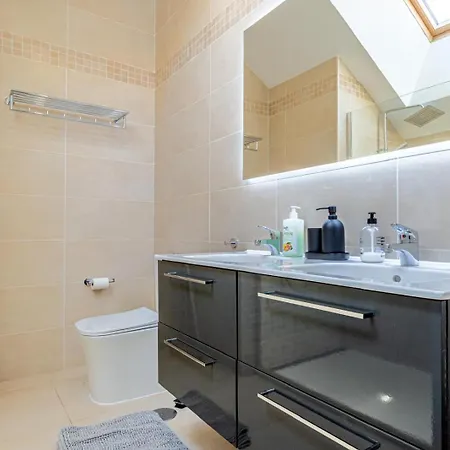 דירה 103 - Luxurious 3 Bed Duplex Penthouse With Stunning Mountain Views *