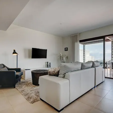 103 - Luxurious 3 Bed Duplex Penthouse With Stunning Mountain Views *