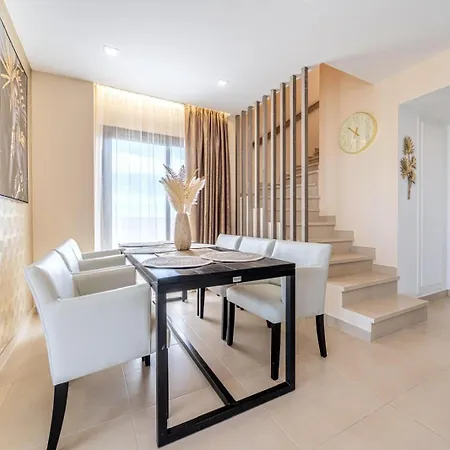 103 - Luxurious 3 Bed Duplex Penthouse With Stunning Mountain Views Apartment